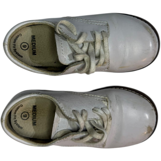 Footmates White Oxford Shoes size 9 gently used